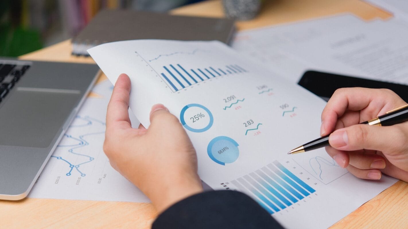 AI-driven eCommerce SEO UK trend graph 2025